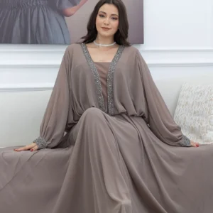 فستان سهرة طويل شيفون بتصميم انسيابي ولمسات راقية